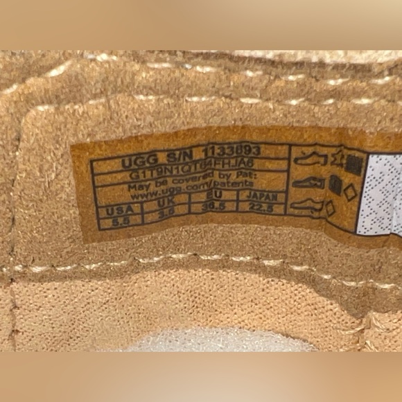 UGG®
Women's Ashton Waterproof Lug-Sole Chelsea Boots
Size: 5.5, Taupe - Picture 5 of 13